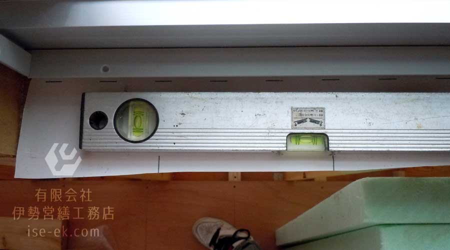 水平器で家の傾きを確認する様子